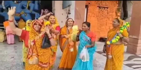 महिला कांवड़ियों ने भोलेनाथ का किया जलाभिषेक