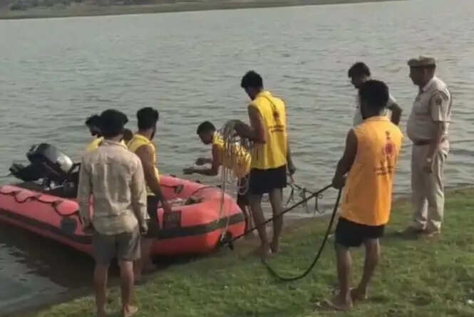 नदी में नाव पलटने से दो लोग डूबे, नौ लोगों ने तैरकर बचाई जान