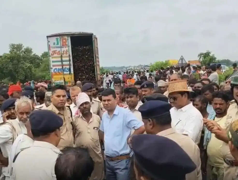 सड़क हादसे में बुजुर्ग की मौत के बाद फूटा लोगों का गुस्सा