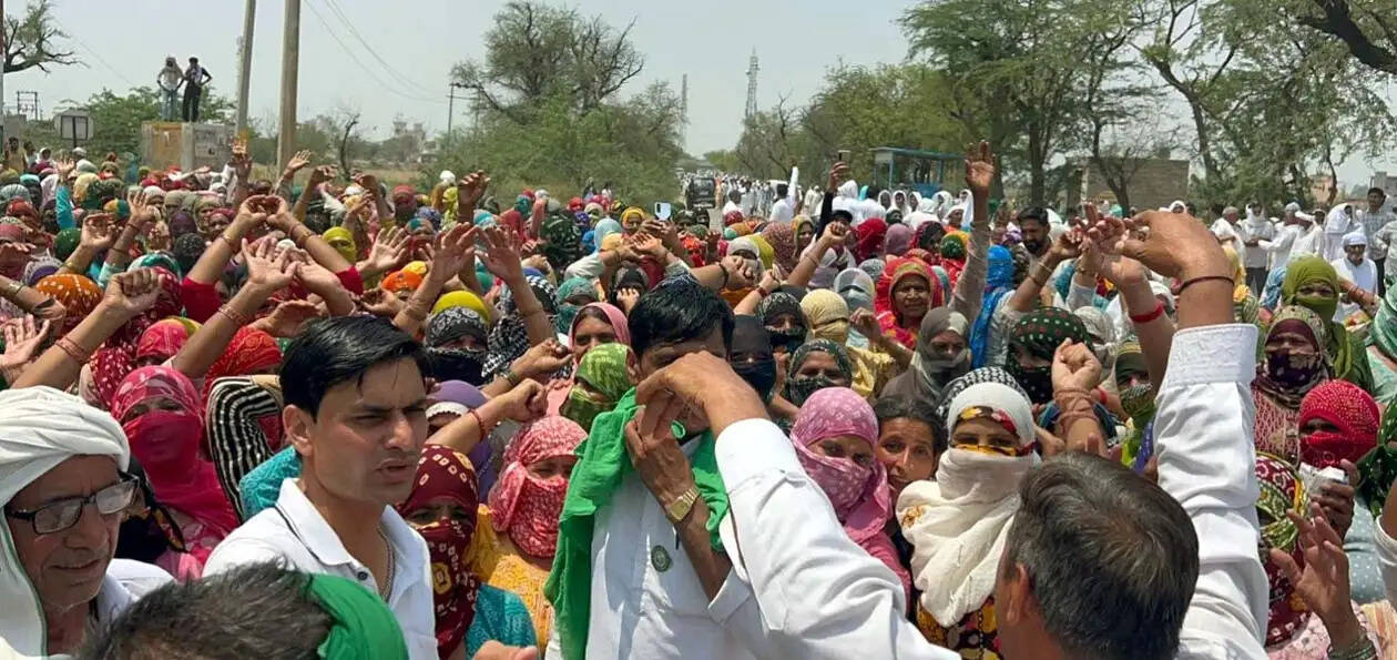 हांसी : धरने पर बैठे ग्रामीणों ने किया भाखड़ा पाइपलाइन उखाड़ने का प्रयास