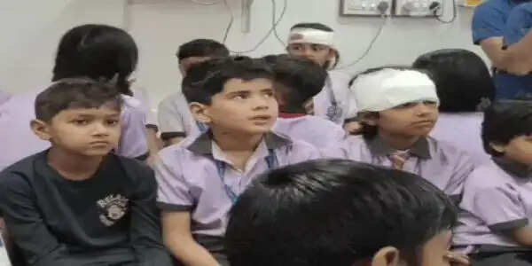 सीकर में दो स्कूल बसों की टक्कर में एक बस पलटी, 36 बच्चे घायल