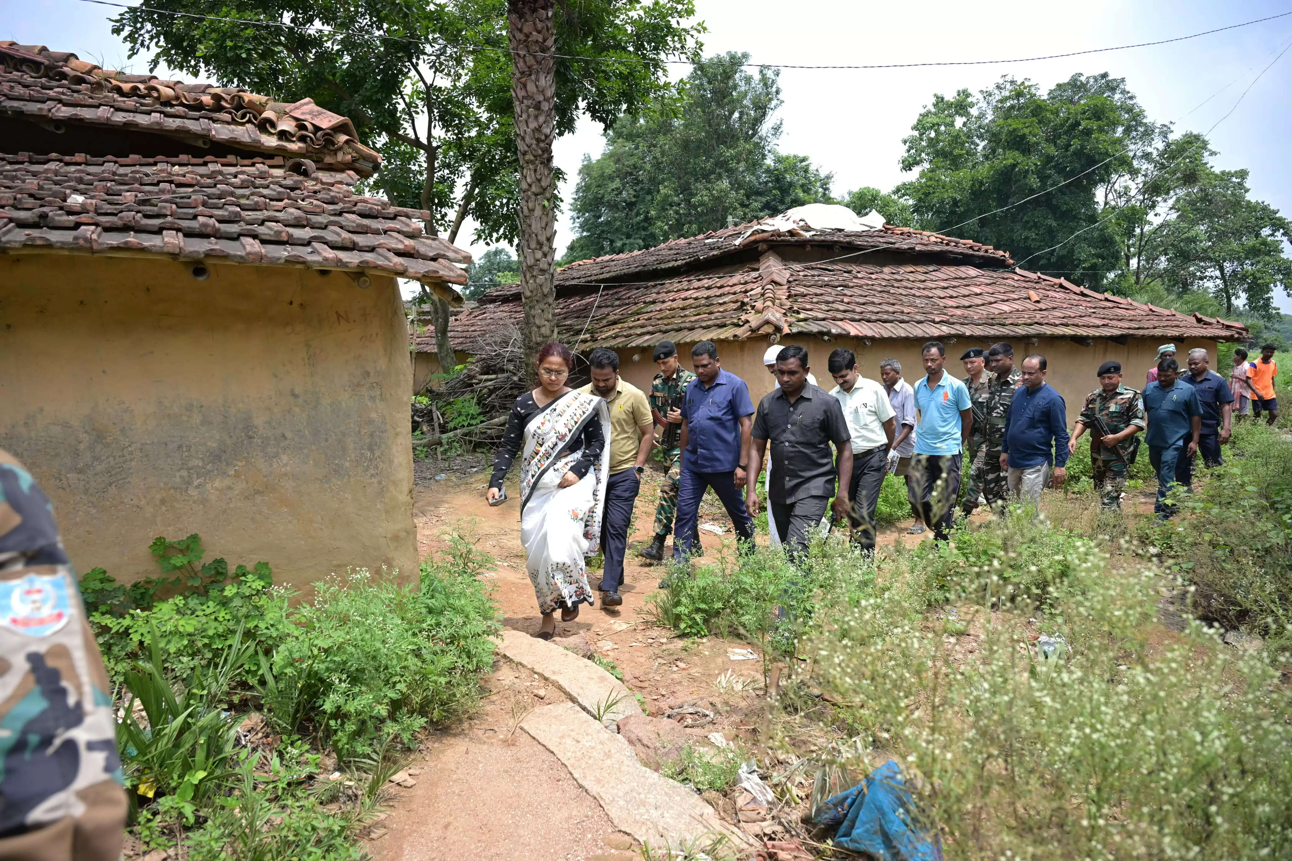 मंत्री ने किया क्षेत्र का भ्रमण, बीमारी और आपदा से मरे लाेगाें के परिजनाें से की मुलाकात