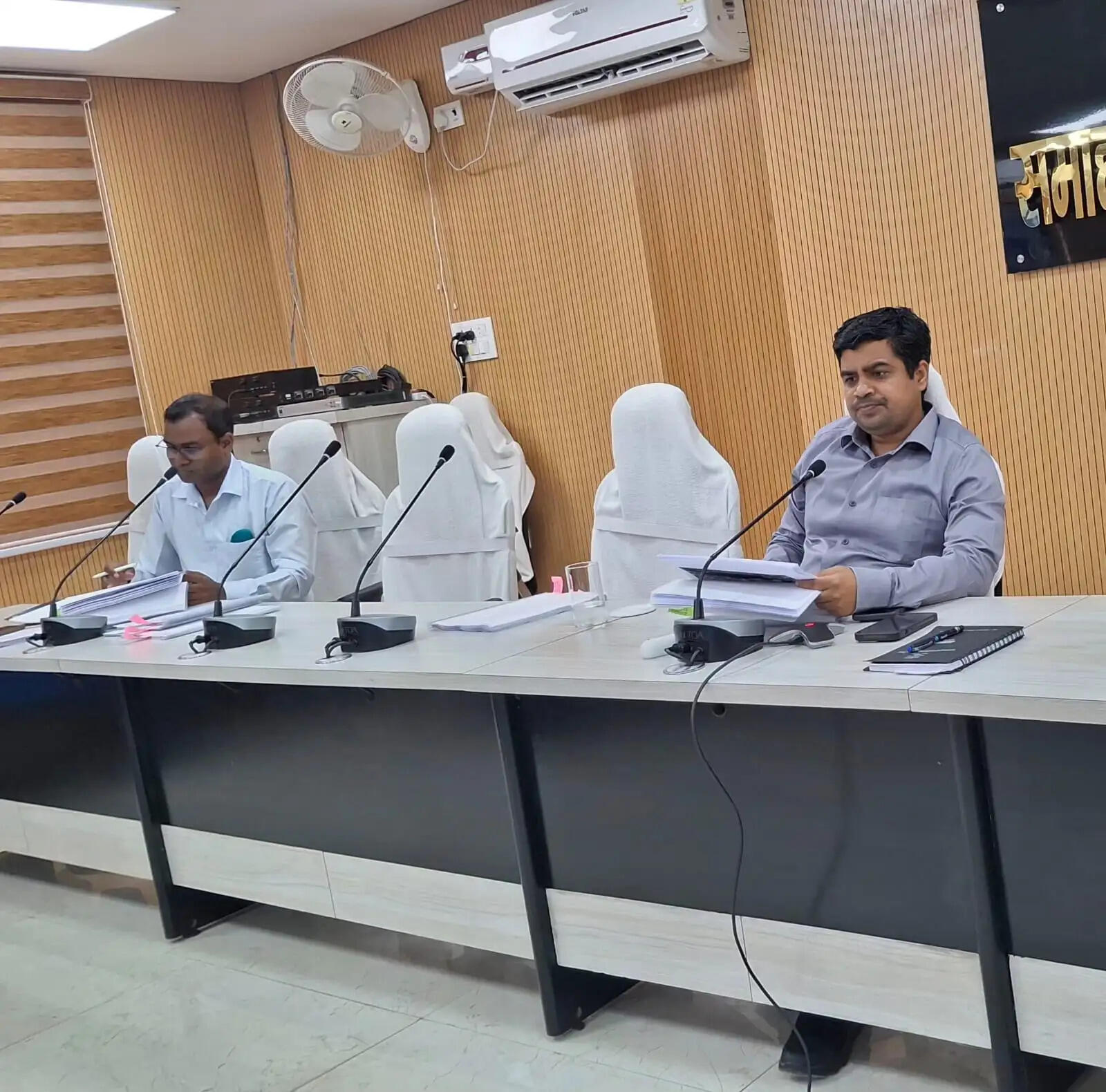 विकास योजनाओं की समीक्षा में डीएम सख्त