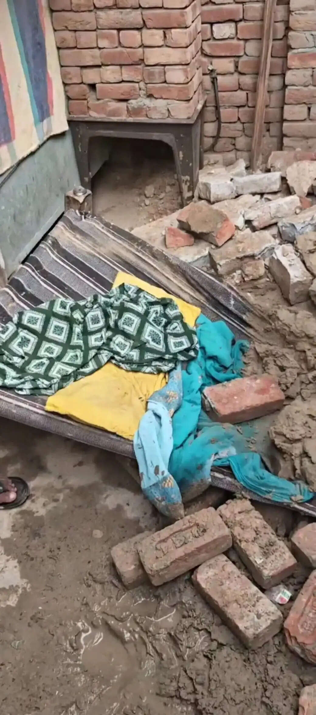 फतेहाबाद में मकान पर गिरी आसमानी बिजली, मलबे में दबने से बुजुर्ग महिला की मौत