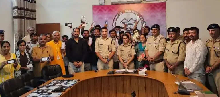 जीआरपी ने 22 राज्यों से खोज निकाले 152 गुमशुदा मोबाइल, चेहरों पर लौटाई मुस्कान