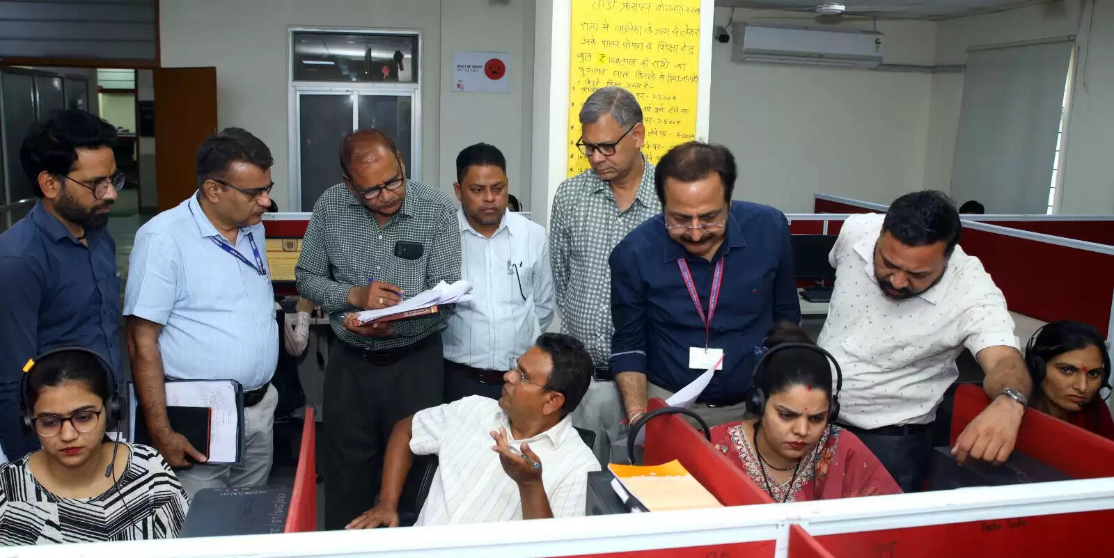 हेल्पलाइन 181 कंट्रोल रूम का निरीक्षण कर प्रमुख शासन सचिव ने दिए त्वरित निस्तारण के निर्देश