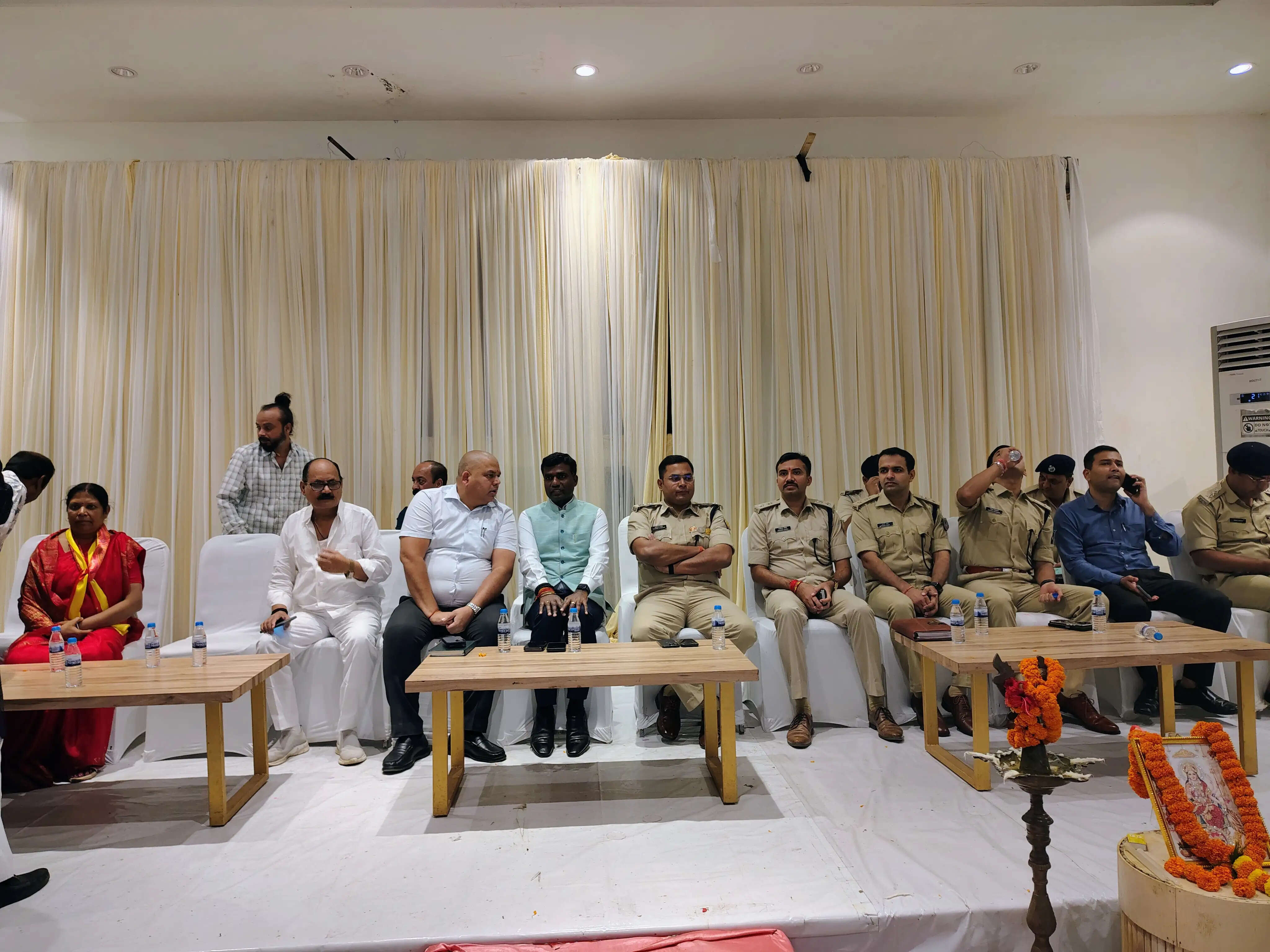 दुर्गा पूजा समितियों के साथ डीसी और एसएसपी ने की बैठक, सुरक्षा व्यवस्था को लेकर दिए निर्देश