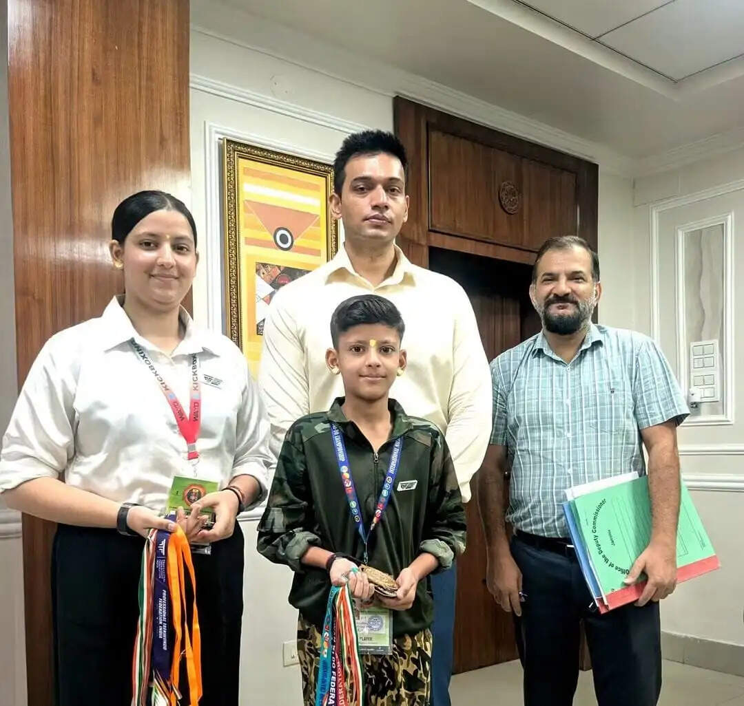 डिप्टी कमिश्नर ने बिश्नाह के युवा एथलीट कन्हैया चौधरी और जिया चौधरी को शानदार उपलब्धियों के लिए किया सम्मानित