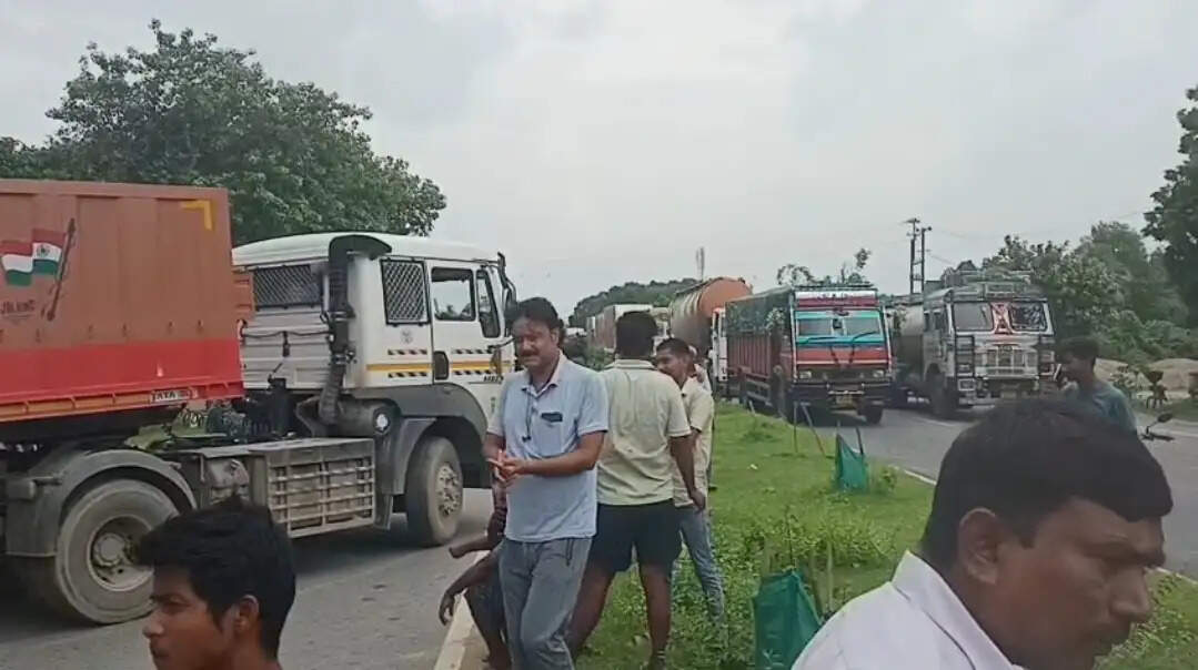 सारण के डोरीगंज में तेज रफ्तार बाइक की चपेट में आने से महिला की मौत, सड़क जाम