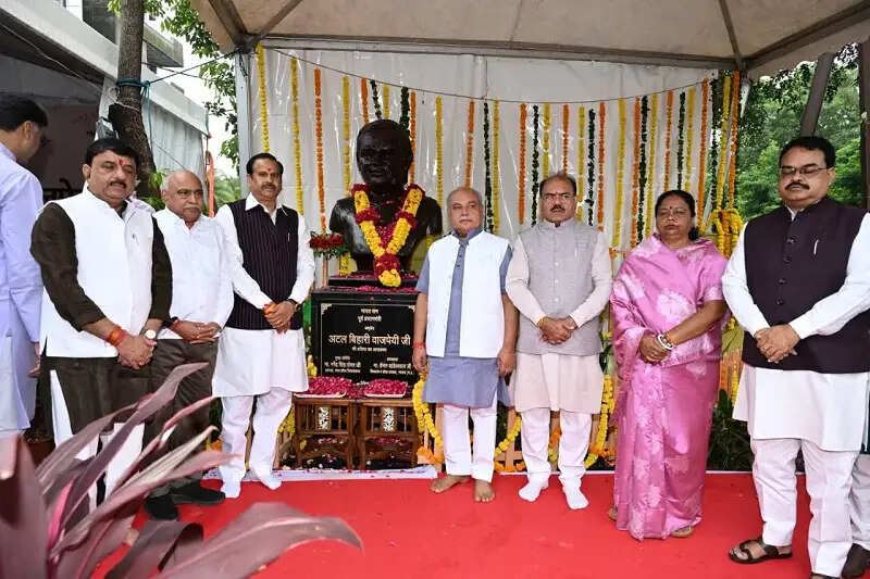 हमारी कार्य पद्धति अटल जी जैसी हो, ताकि जनता में स्वीकार्यता बढ़े: नरेन्द्र सिंह तोमर