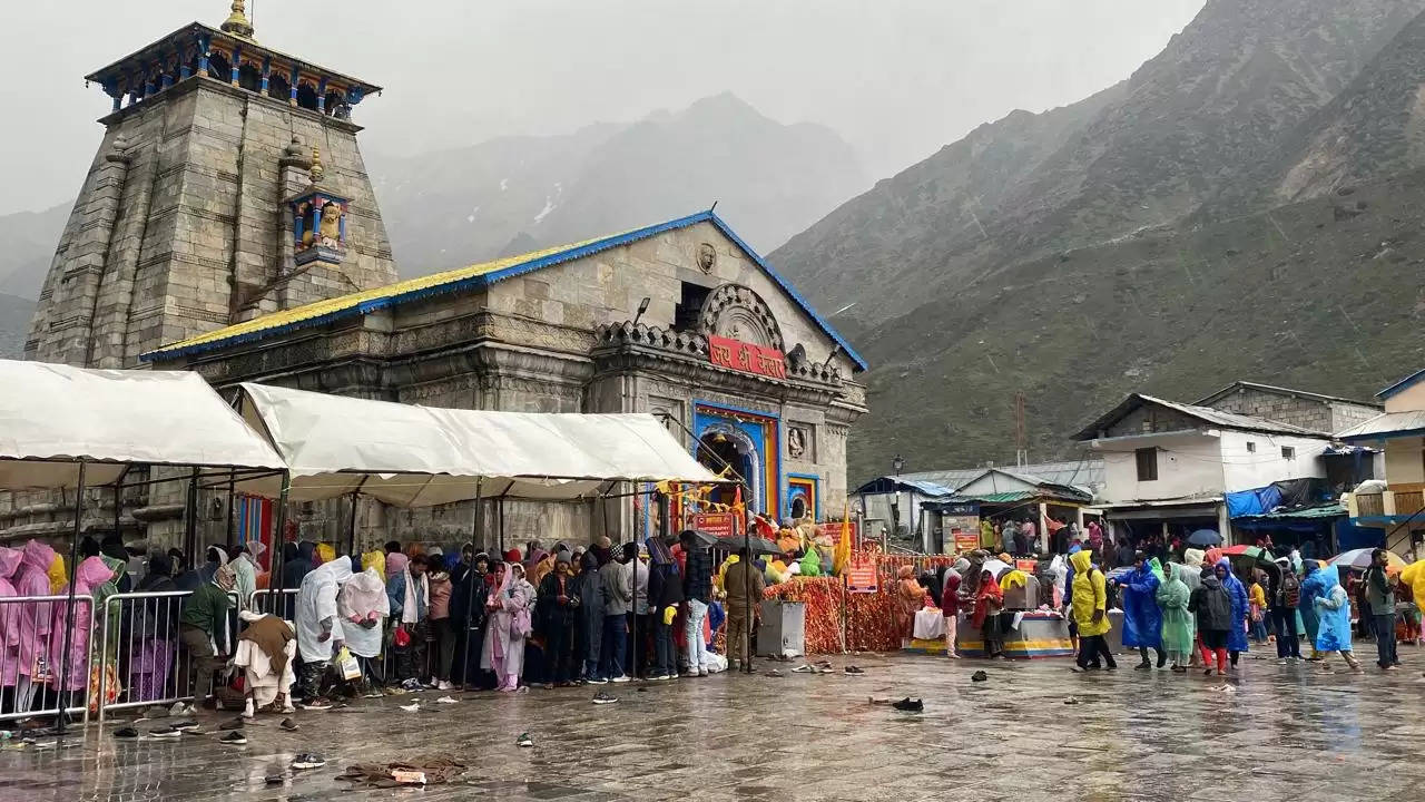 बदरीनाथ और केदारनाथ में रूक-रूक हो रही बारिश, दूर चोटियों पर बर्फबारी