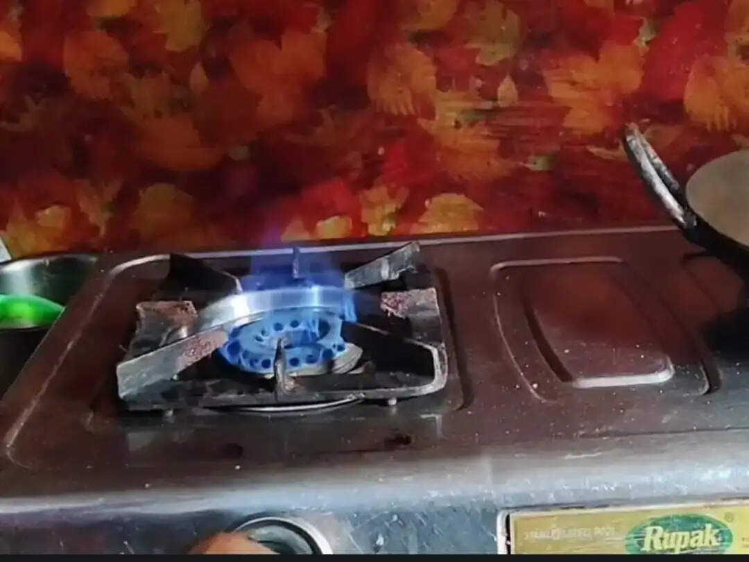 गोबर गैस से जल रहे चूल्हे: औरैया के परवाह गांव ने पेश की आत्मनिर्भरता की मिसाल