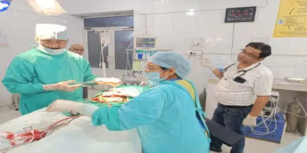 औरैया में अजीतमल सीएचसी में डॉक्टरों ने जटिल सिजेरियन ऑपरेशन कर बचाई जच्चा बच्चा की जान