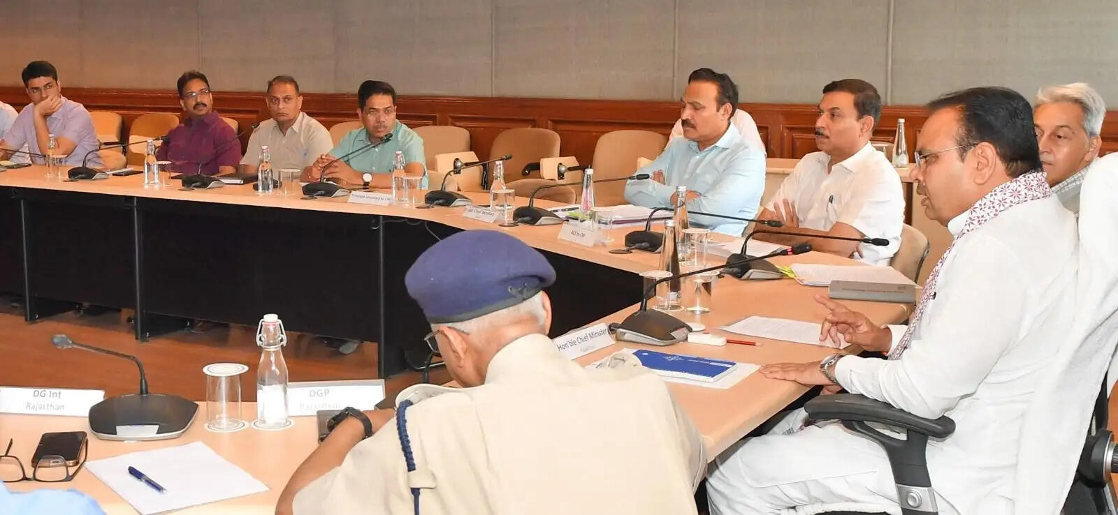 सजगता के साथ हो सीमावर्ती क्षेत्रों की निगरानी : मुख्यमंत्री