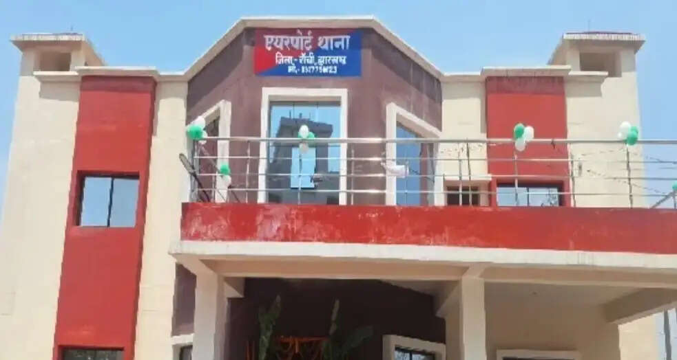 रांची एयरपोर्ट पर सीआईएसएफ ने गयाजी पुलिस के इनपुट पर दो आरोपितों को हिरासत में लिया