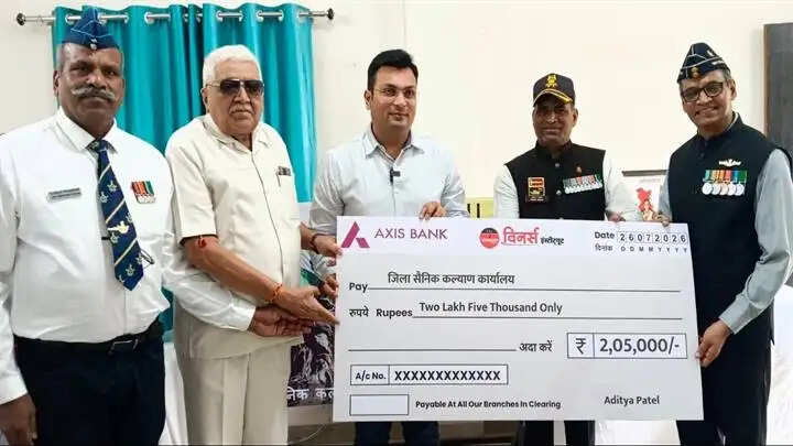 इंदौरः कारगिल विजय दिवस पर विनर्स अकादमी ने पूर्व सैनिकों के लिए दिया दो लाख पाँच हजार रुपये का योगदान