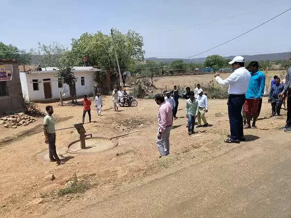 शिवपुरी ग्रामीणों की शिकायत पर अधिकारियों ने तुरंत सुधरवाया खराब हैंडपंप