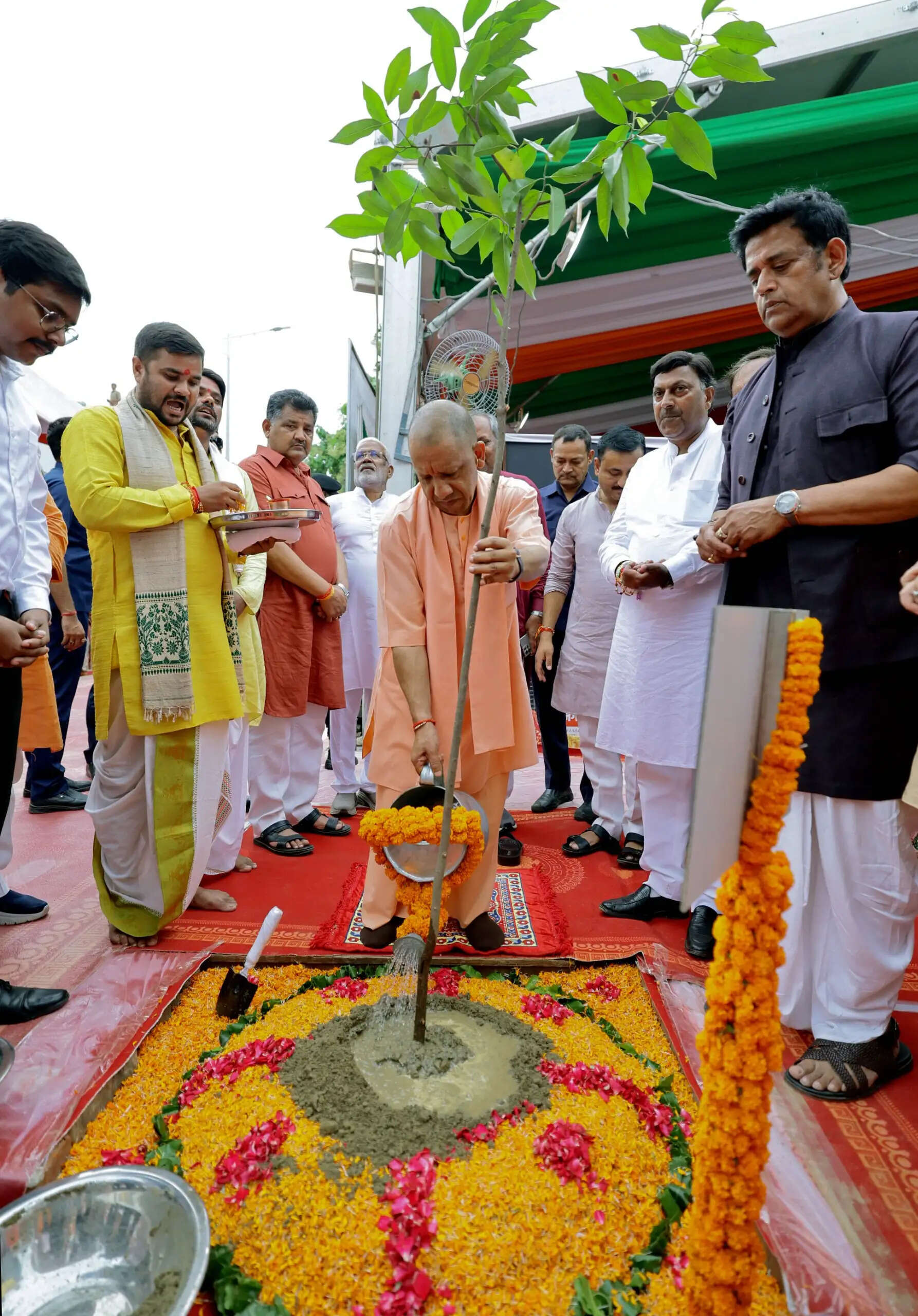 मुख्यमंत्री योगी बोले—प्रदेश अब माफियामुक्त, चेतावनी दी कि अब किसी ने कानून से खेला तो धज्जियां उड़ा देंगे