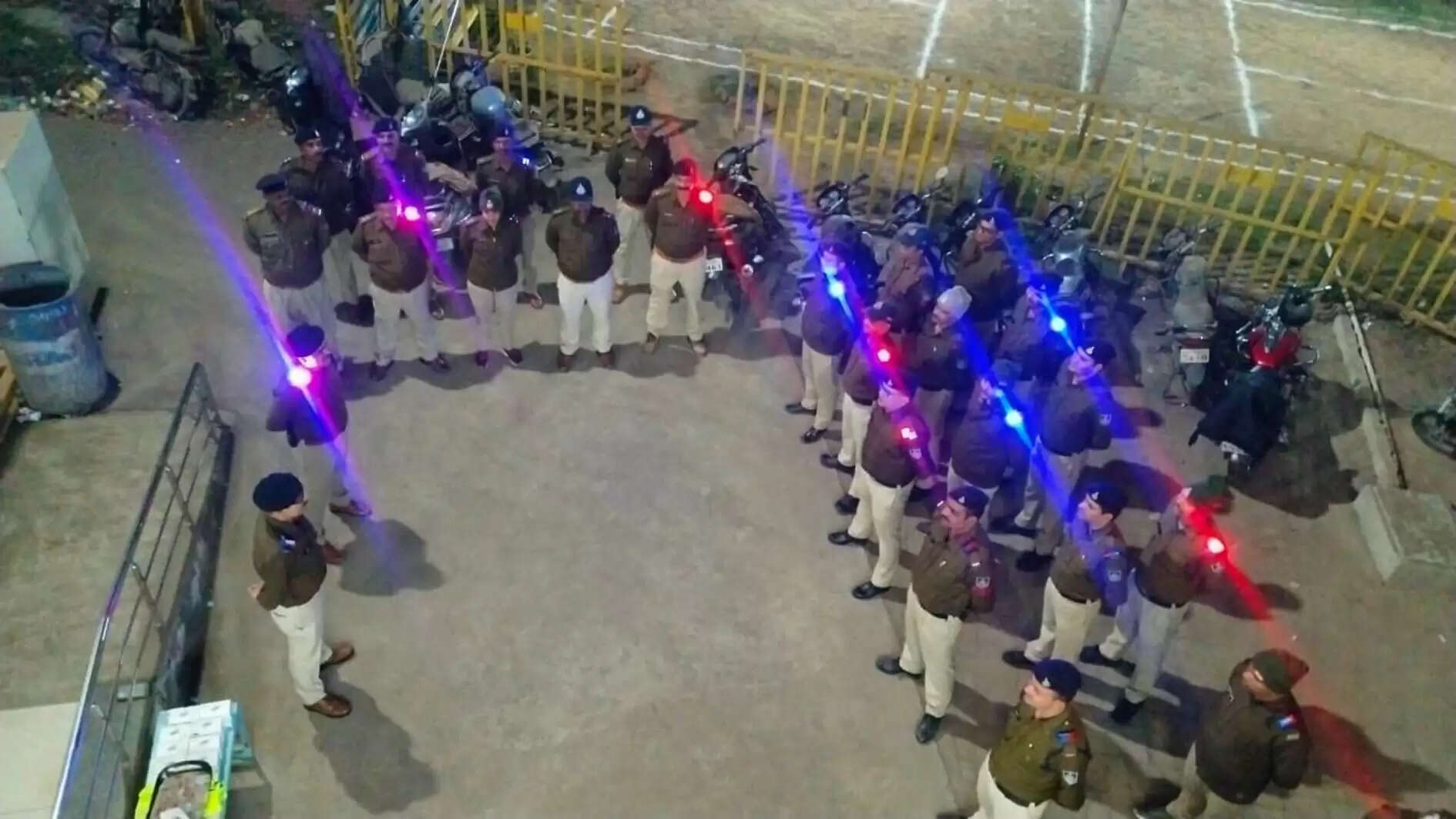 उज्जैन में रात में ड्यूटी के दौरान पुलिसकर्मी पहनेंगे परावर्तक जैकेट और कांधे पर लगाएंगे लाईट