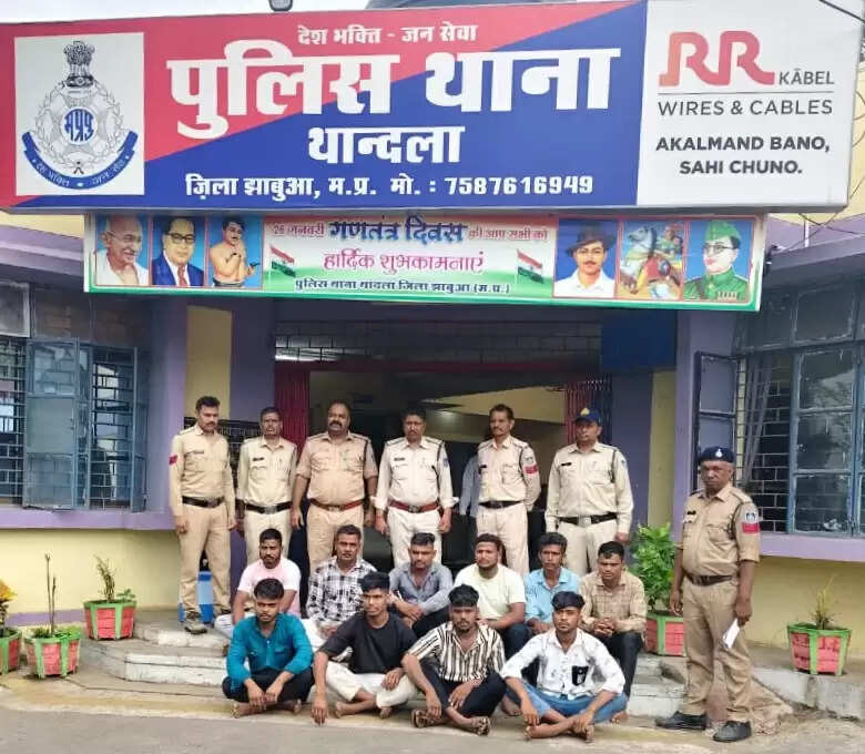 झाबुआ: हाट बाजार में घमासान करने वालों का अच्छा हुआ इलाज, कान पकड़कर नगर में घुमाया और मंगवाई माफी