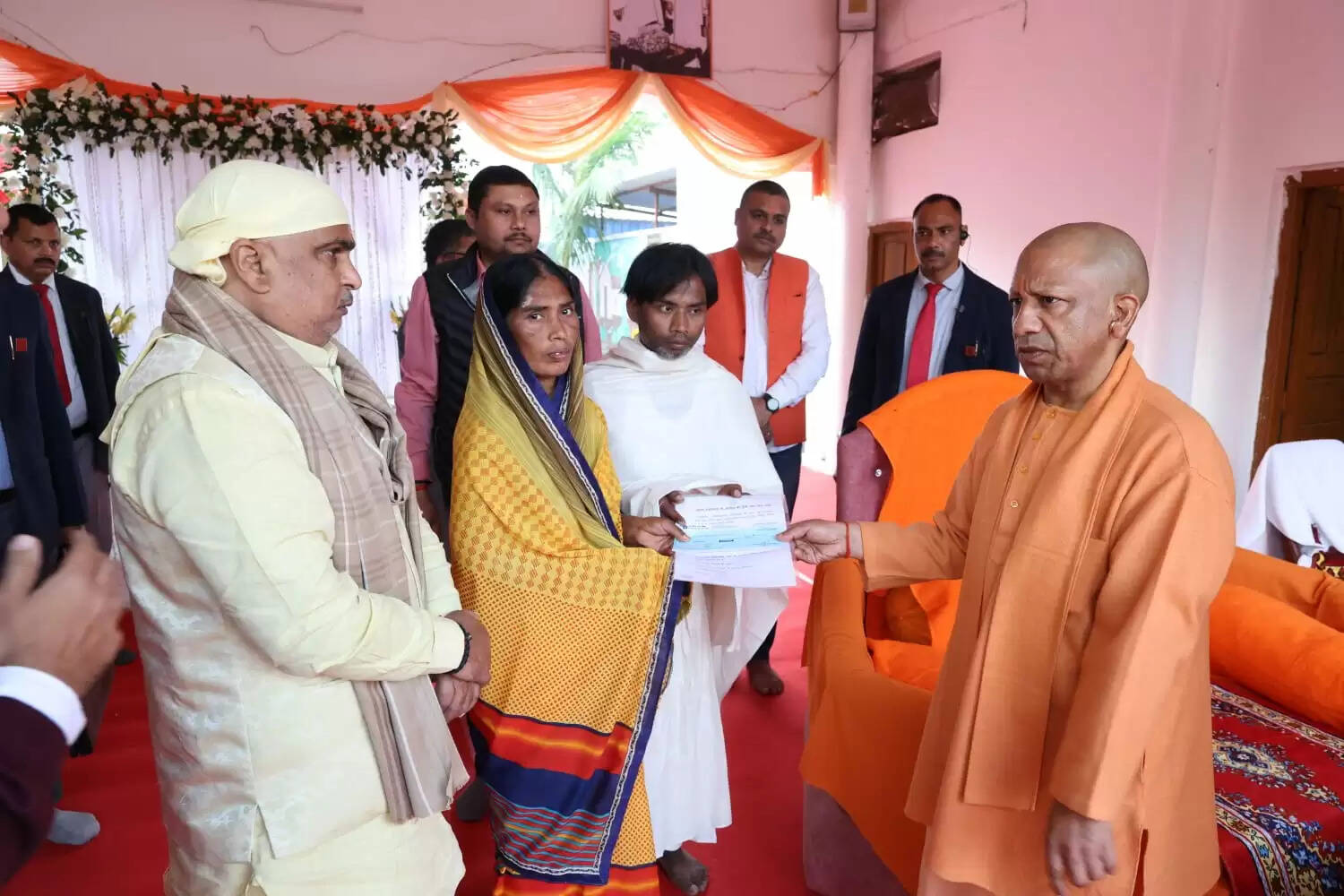 दलित मृतक के परिवार को सीएम योगी ने दिया आर्थिक संबल, भावविह्वल हुए परिजन