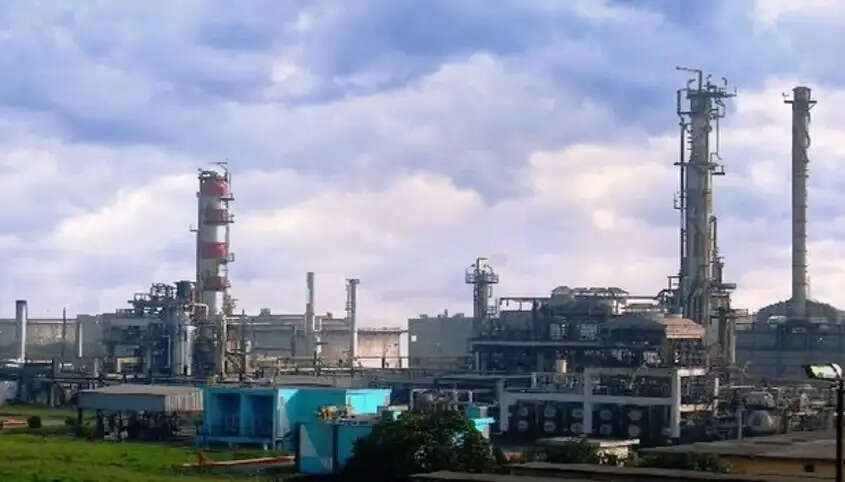 बांग्लादेश में कच्चे तेल की कमी, ईस्टर्न रिफाइनरी की दो इकाइयों में उत्पादन रोकना पड़ा