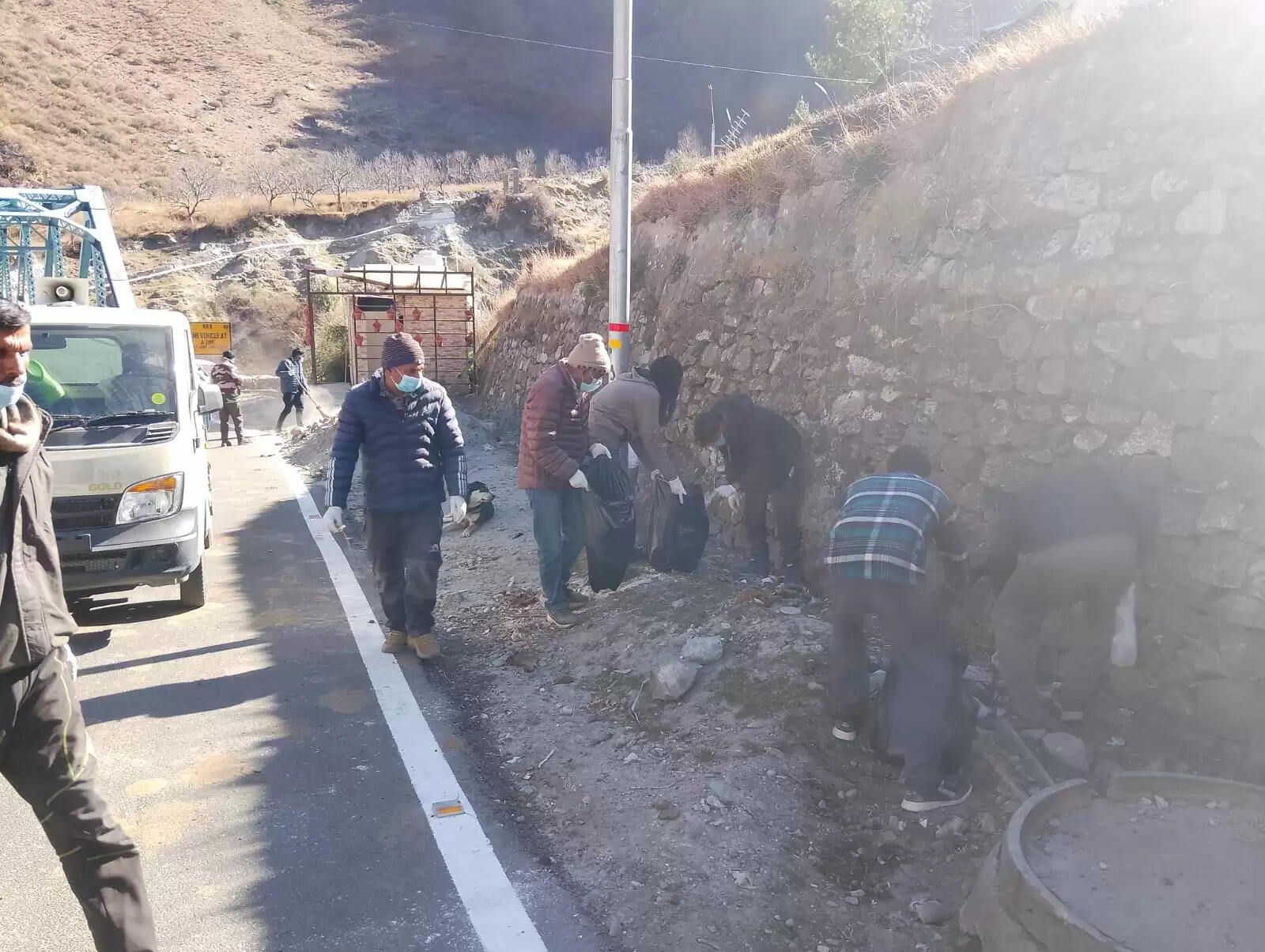 हर्षिल घाटी के ग्राम झाला में चलाया स्वच्छता अभियान