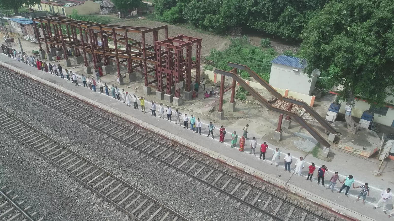 एक्सप्रेस ट्रेनों के ठहराव के लिए सलौना स्टेशन पर बनाया विशाल मानव श्रृंखला