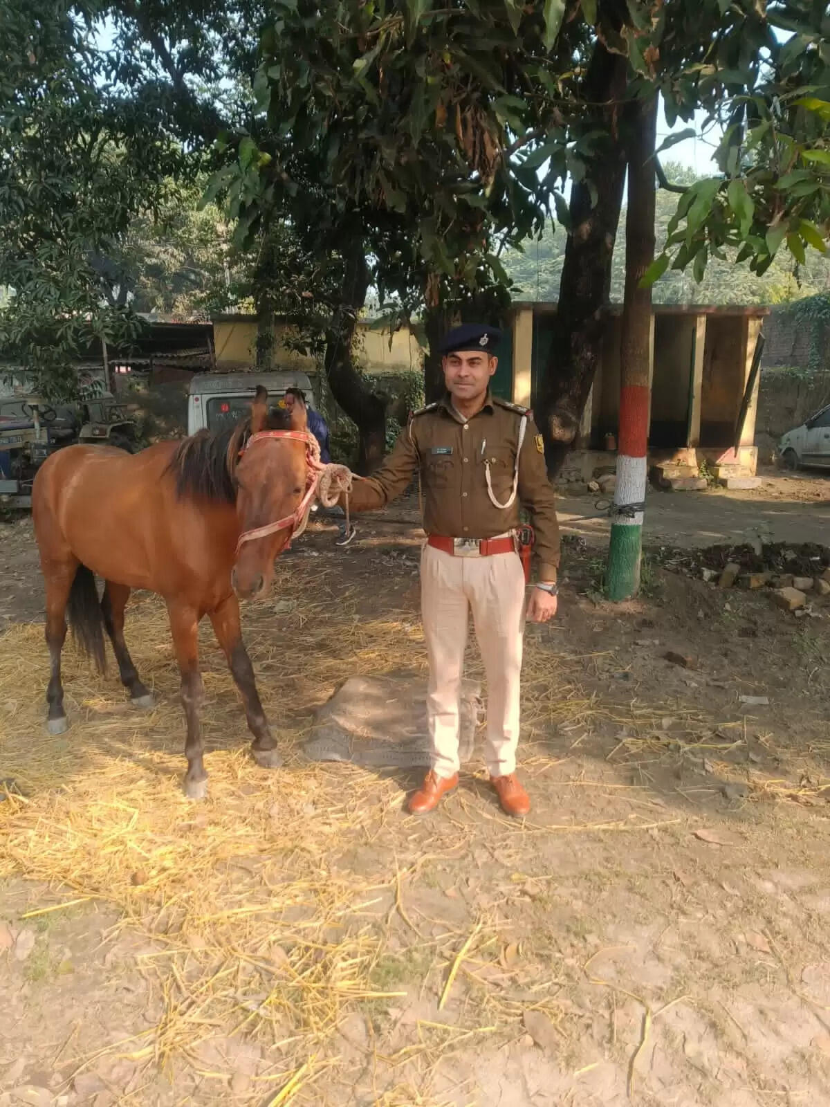 घोड़े पर लदे शराब के साथ धंधेबाज धराया