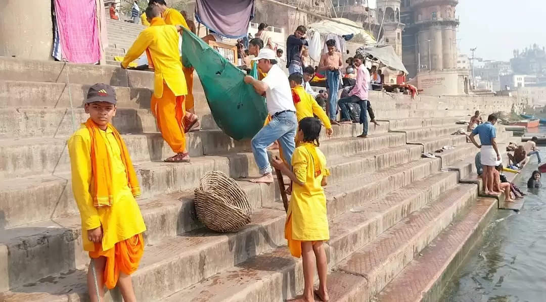 वेदपाठी बटुकों की अपील,स्वच्छता को संस्कार में शामिल करें,किया गंगाघाट की सफाई