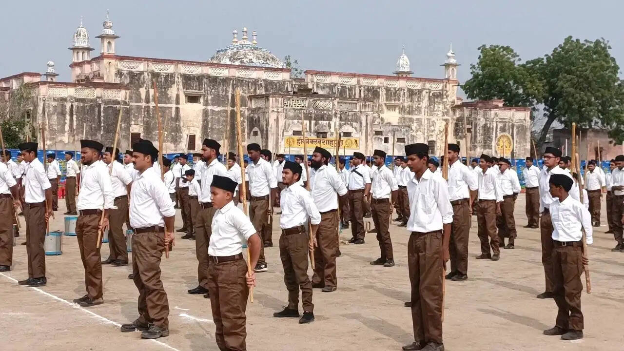 कदमताल में दिखा अनुशासन, पुष्पवर्षा से हुआ स्वयंसेवकों का स्वागत