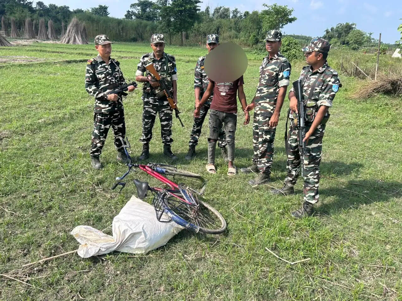 आठ किलो गांजा के साथ तस्कर गिरफ्तार