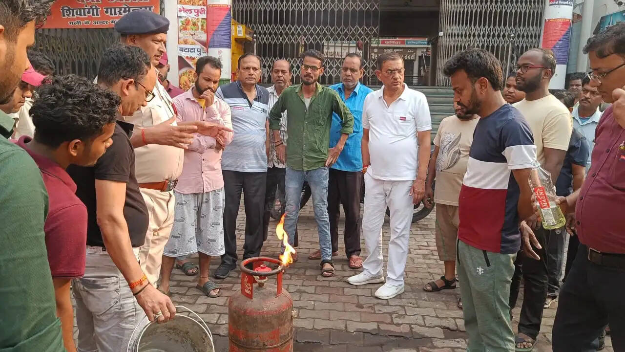राष्ट्रीय अग्निशामन जागरूकता सप्ताह के तहत व्यापारियों को किया गया जागरूक