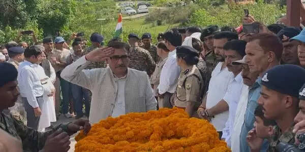 बलिदानी पवन कुमार को विपिन परमार ने दी श्रद्धांजलि