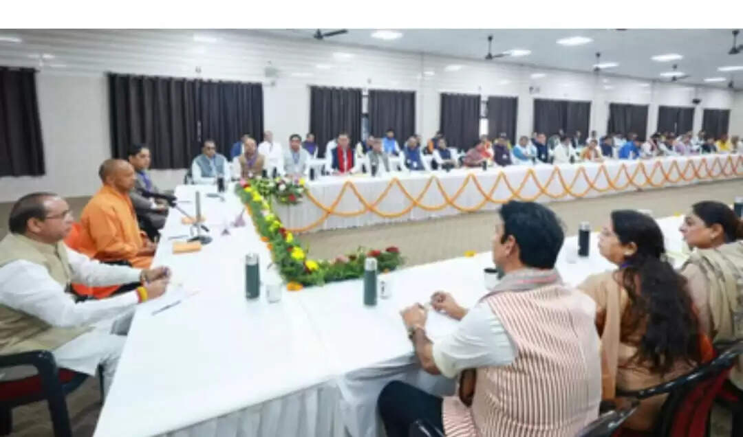 मुख्यमंत्री याेगी ने गाजियाबाद में एसआईआर को लेकर की समीक्षा बैठक