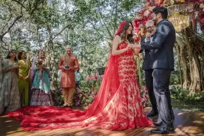 सोशल मीडिया अकाउंट पर शिबानी दांडेकर ने नाम के पीछे अख्तर जोड़ा