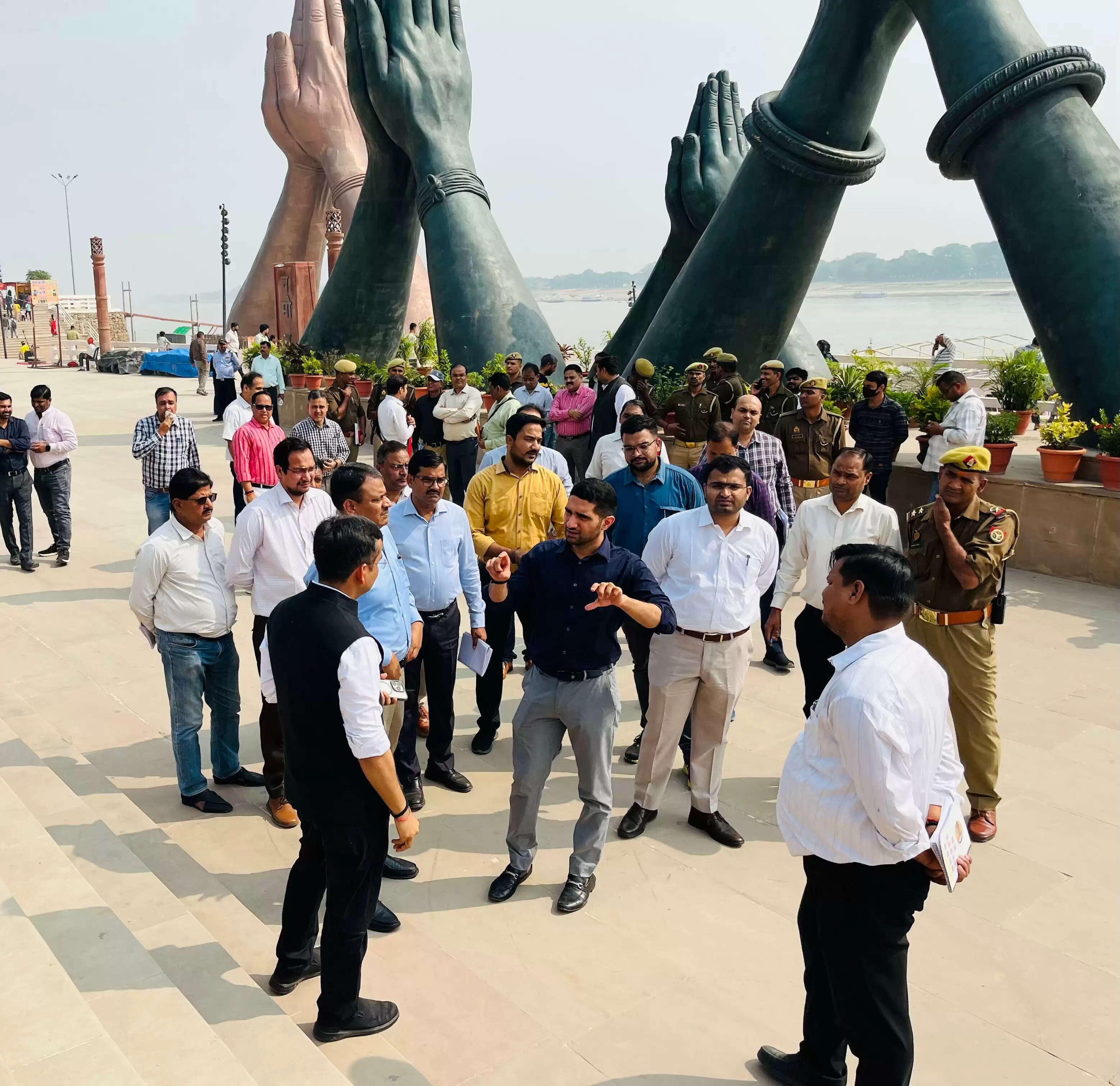 देव दीपावली की पूर्व संध्या पर मंडलायुक्त और जिलाधिकारी ने गंगा घाटों पर तैयारियों को परखा