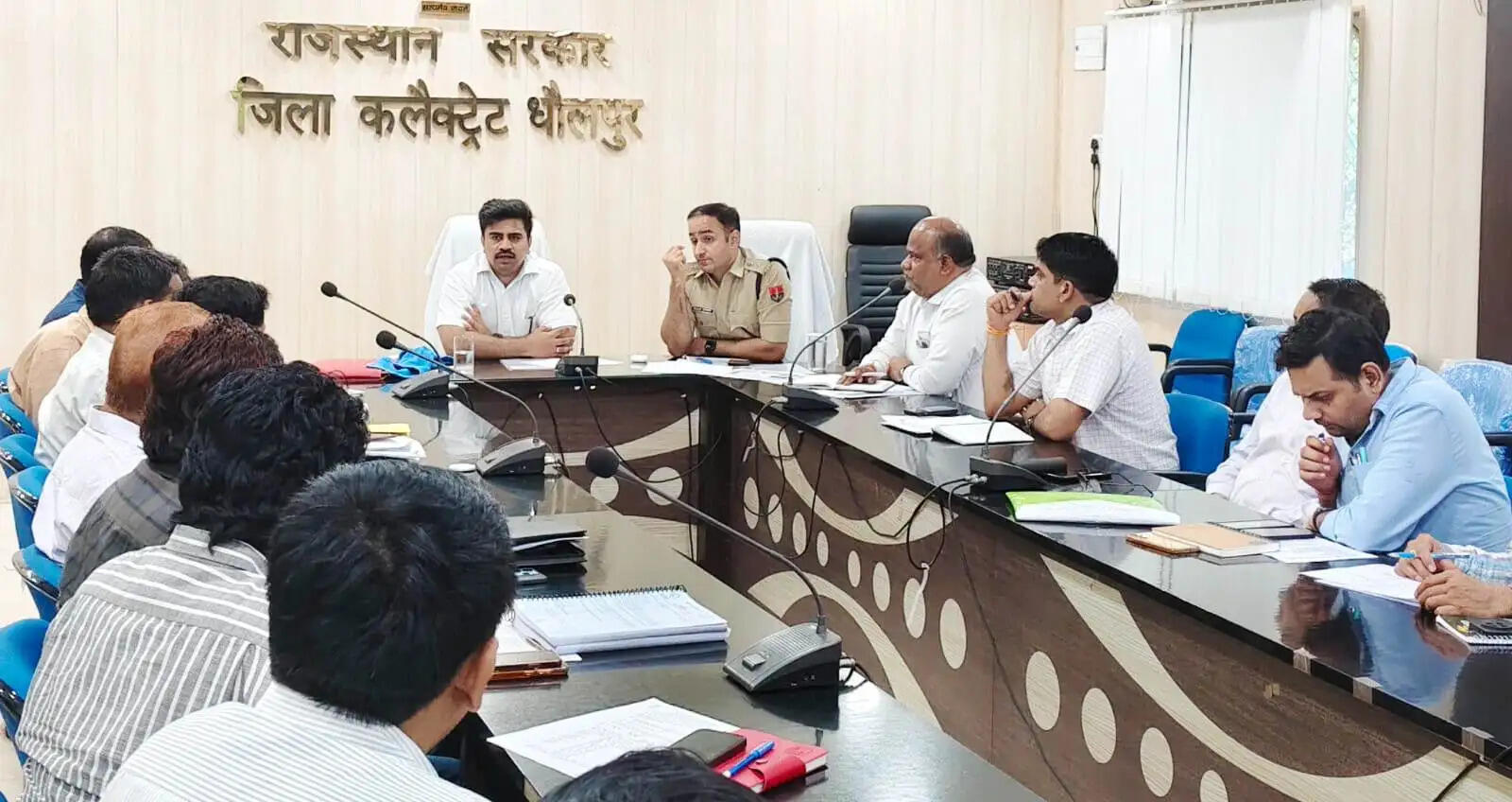 सर्विस रोड को सीमेंटेड करें, खुले नालों पर फैरो कवर लगाएं