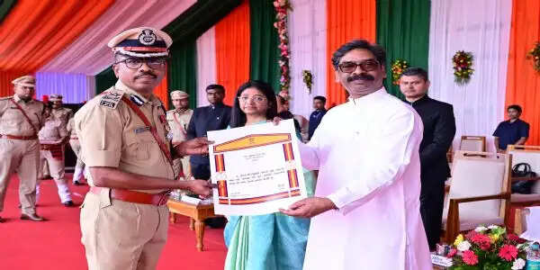 स्वतंत्रता दिवस समारोह में मुख्यमंत्री ने पुलिस अधिकारियों-जवानों को पदक देकर किया सम्मानित