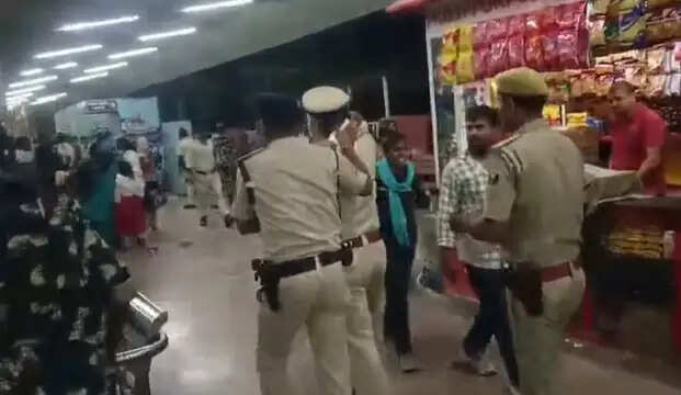 मद्य निषेध सिपाही भर्ती परीक्षा में शामिल होने जा रहे अभ्यर्थियों का हंगामा, पुलिस के एक्शन के बाद हुए शांत