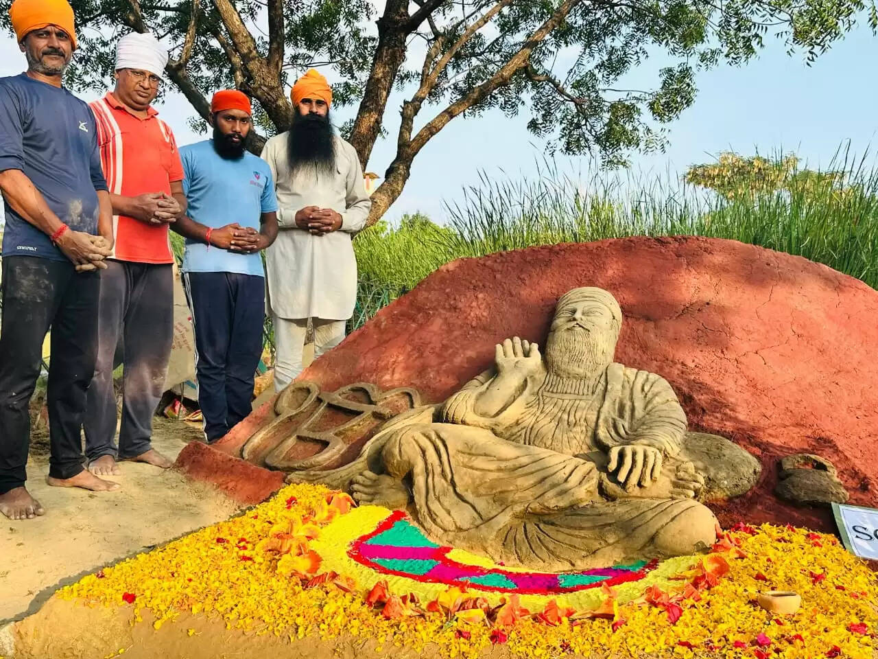 कारागृह परिसर की मिट्टी का उपयोग कर बंदी कलाकारों ने  एक सुंदर और कलात्मक सैंड आर्ट की तैयार