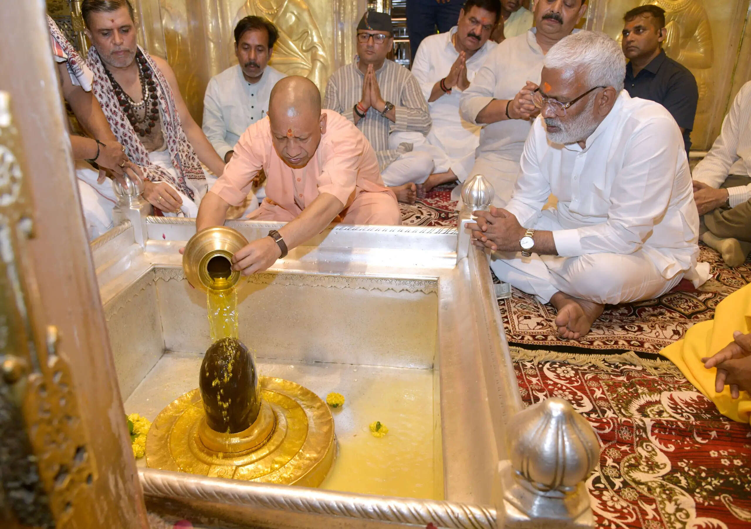 मुख्यमंत्री योगी ने बाबा कालभैरव व बाबा विश्वनाथ के दरबार में किया दर्शन पूजन