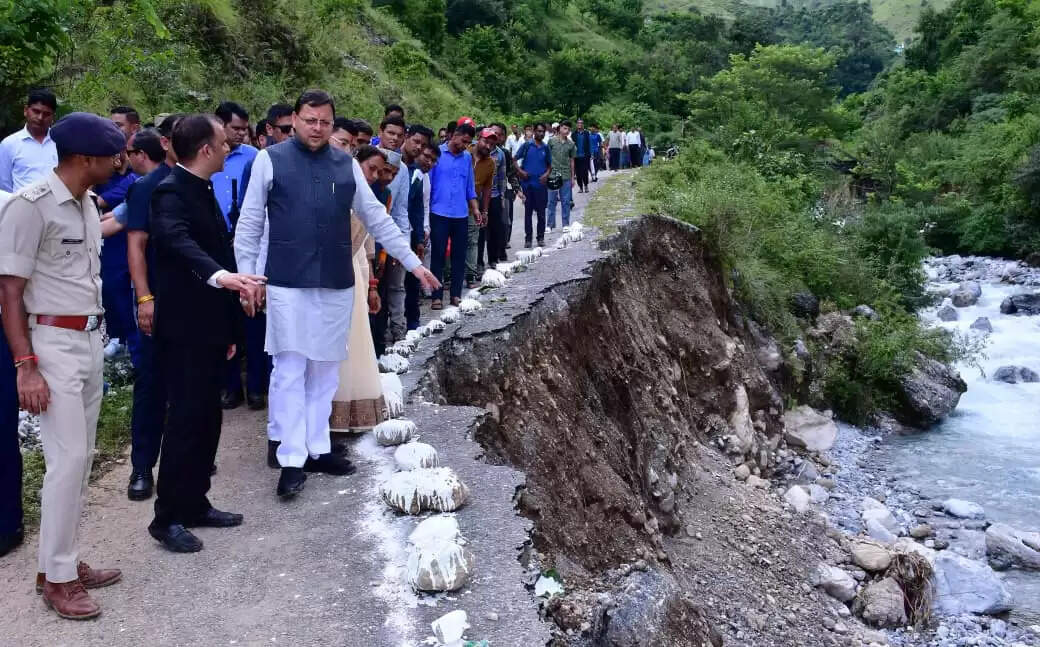 मुख्यमंत्री ने बागेश्वर जिले के आपदा प्रभावित क्षेत्रों का किया दौरा, व्यवस्थाएं दुरुस्त करने के दिए निर्देश