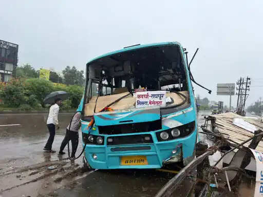 रायपुर में तेज बारिश में अनियंत्रित सवारी बस स्टॉप में घुसी, बाल-बाल बचे यात्री