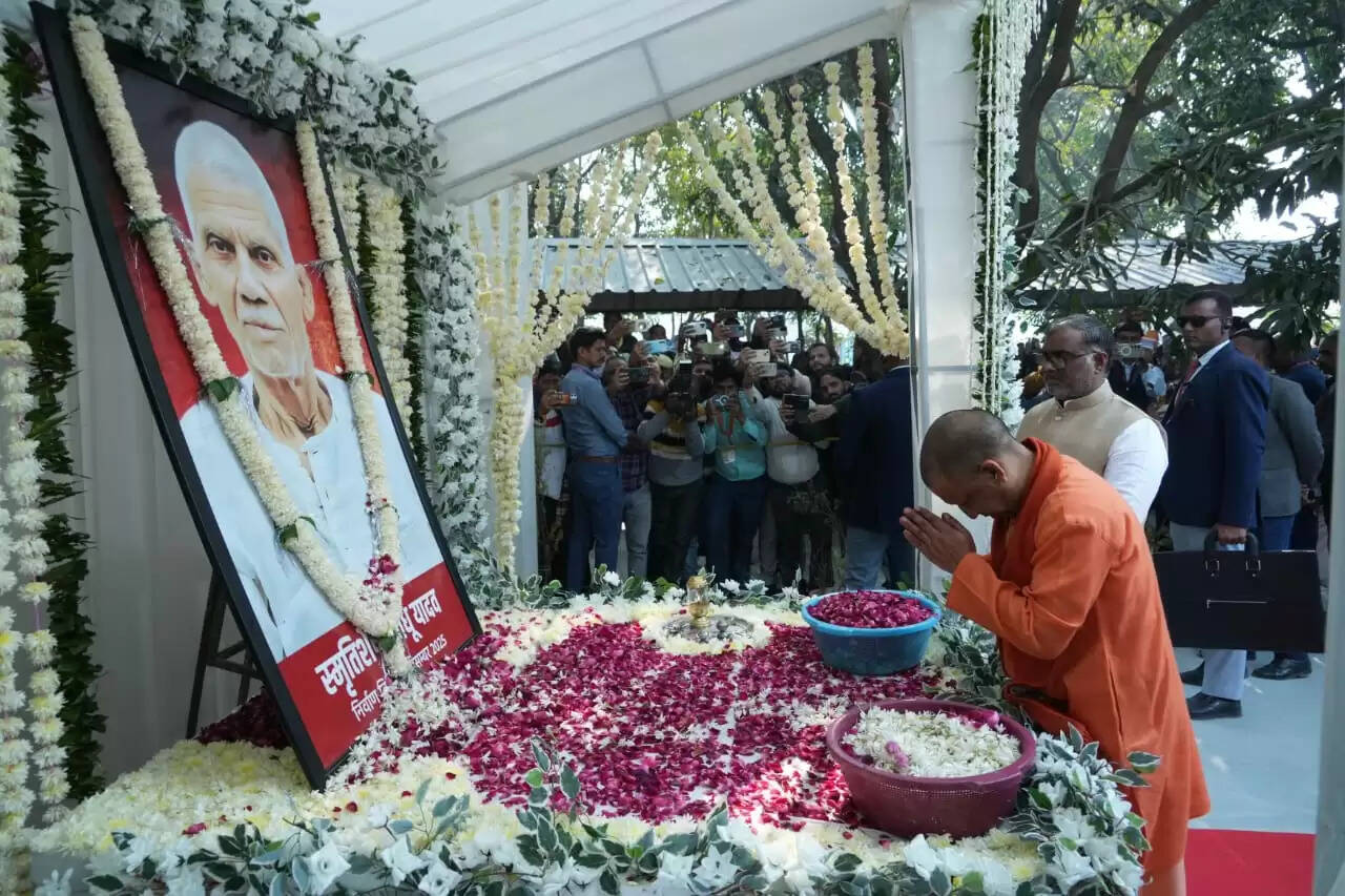 जौनपुर पहुंचे मुख्यमंत्री योगी , राज्यमंत्री गिरीशचंद यादव के पिता के निधन पर जताया दुख, दी श्रद्धांजलि