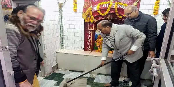 फरीदाबाद: विधायक नरेंद्र गुप्ता ने की पथवारी मंदिर में सफाई