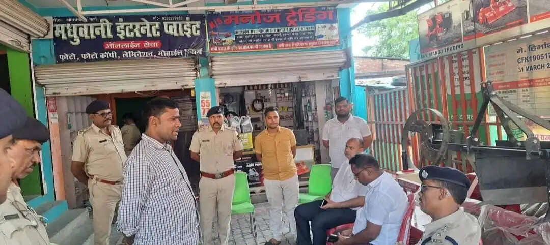 अवैध आधार सेंटर के खिलाफ एसडीएम की छापेमारी, दो दुकानें सील, इलाके में हड़कंप