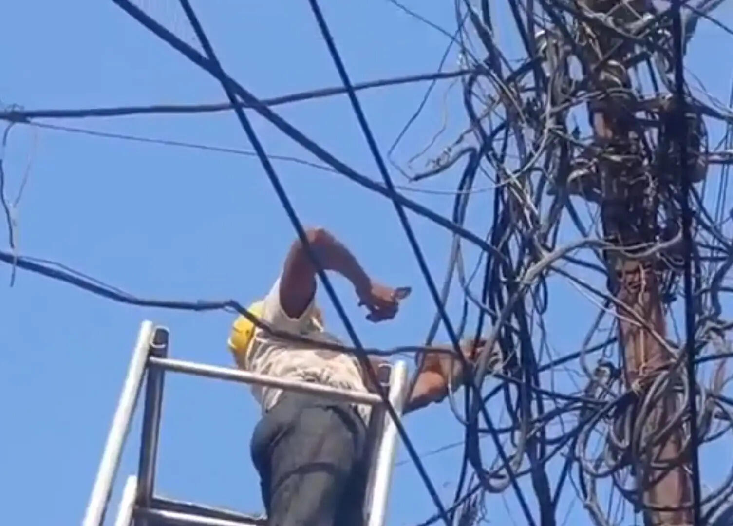 जबलपुर : मेडिकल मुख्य मार्ग पर डिवाइडरों में लगी अवैध लाइटें हटाईं, हादसे की आशंका पर बिजली विभाग की कार्रवाई