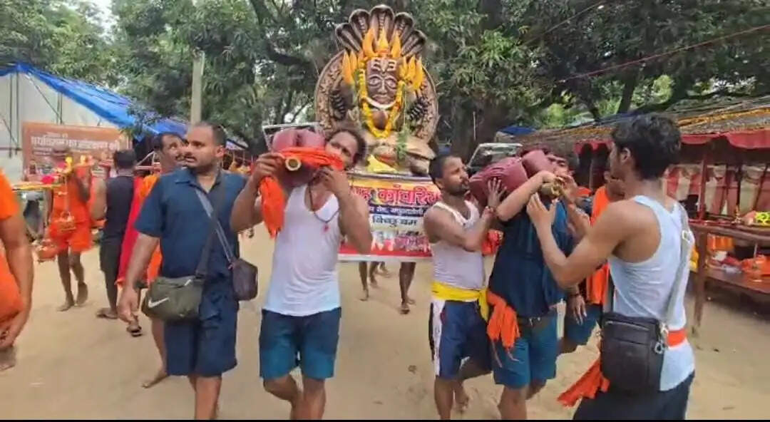 सावन में उमड़ा आस्था का जनसैलाब, कछुए पर सवार महाकाल के अनोखे कांवर से श्रद्धालुओं ने दिया पर्यावरण संरक्षण का