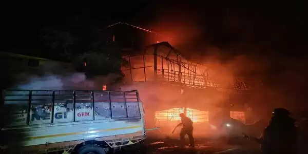 गबनीगांव में लगी आग, दो वाहन क्षतिग्रस्त